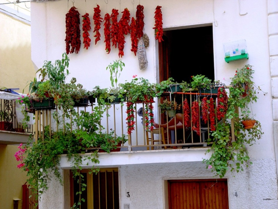 15 Amazing Balcony Decor Ideas For Christmas