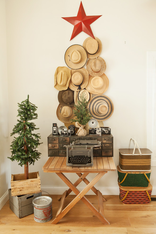 shabby-chic-style-hallway-christmas-decoration shabby-chic-style-hallway-christmas-decoration