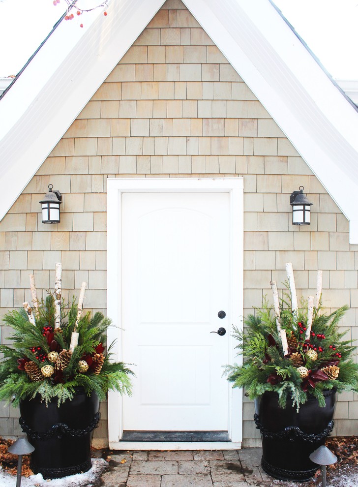 traditional-christmas-outdoor-containers-decoration traditional-christmas-outdoor-containers-decoration