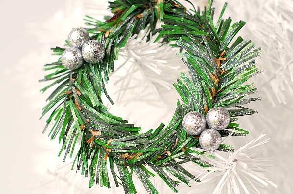 DIY Mini Wreath Ornament DIY Mini Wreath Ornament