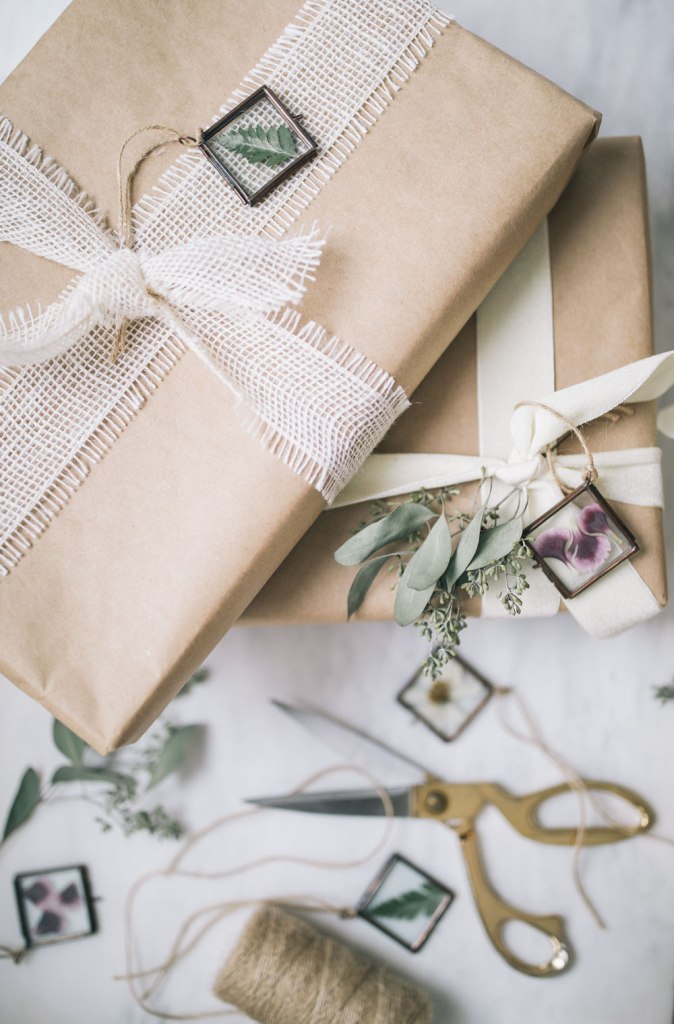 DIY Pressed Flower Ornaments DIY Pressed Flower Ornaments