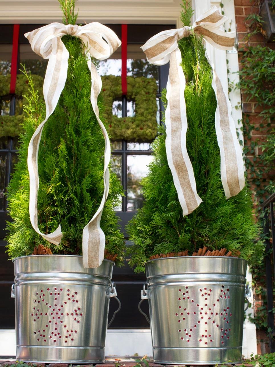 christmas outdoor decorations decorating hgtv holiday planters bucket holidays lights