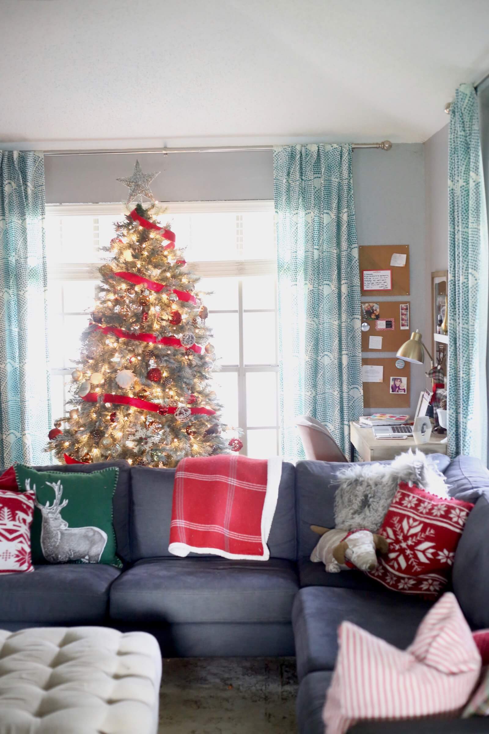 50 Best Christmas Living Room Decor Ideas