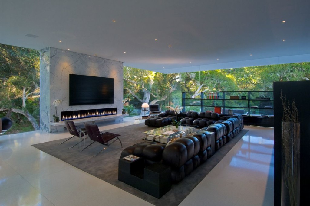 Great-Living-Room-With-Fireplace-And-Luxury-Sofas