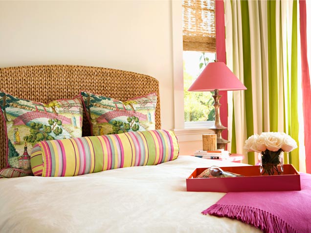 bedroom-with-colorful-stripes