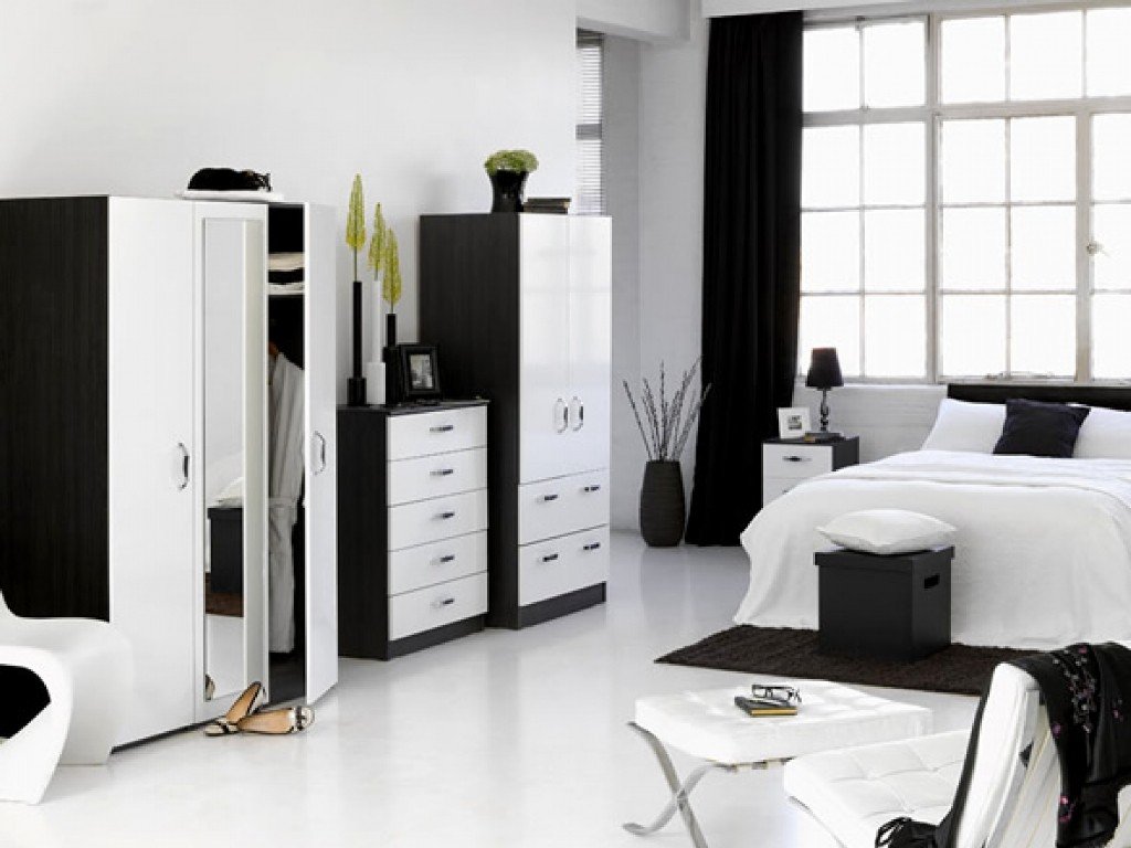 Black-And-White-Bedroom-Furniture