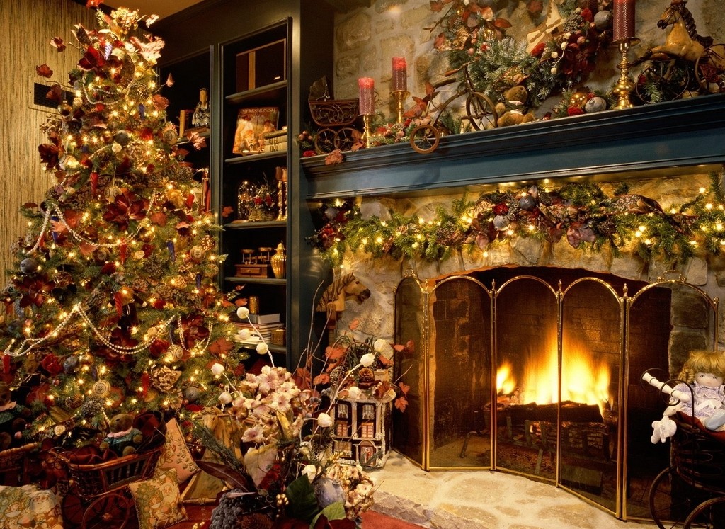Christmas-Tree-with-Fireplace