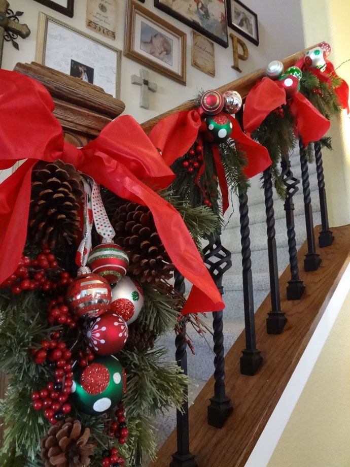 staircase-decoration-for-christmas