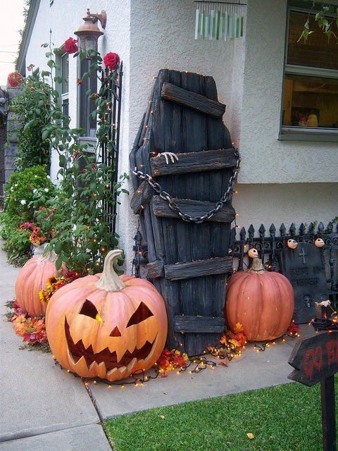 Halloween Decorations Made Out Of Recycled Pallets