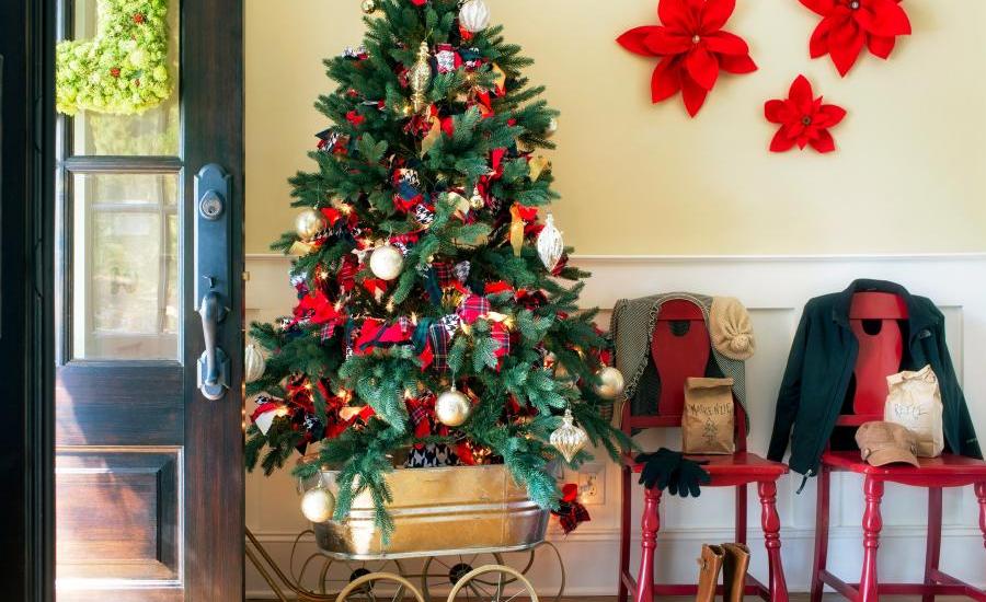 traditional-entryway-christmas-decoration