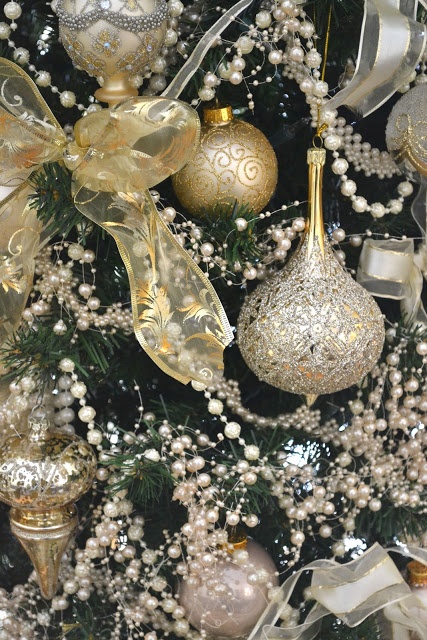 Gold Christmas Decoration Ideas (36)