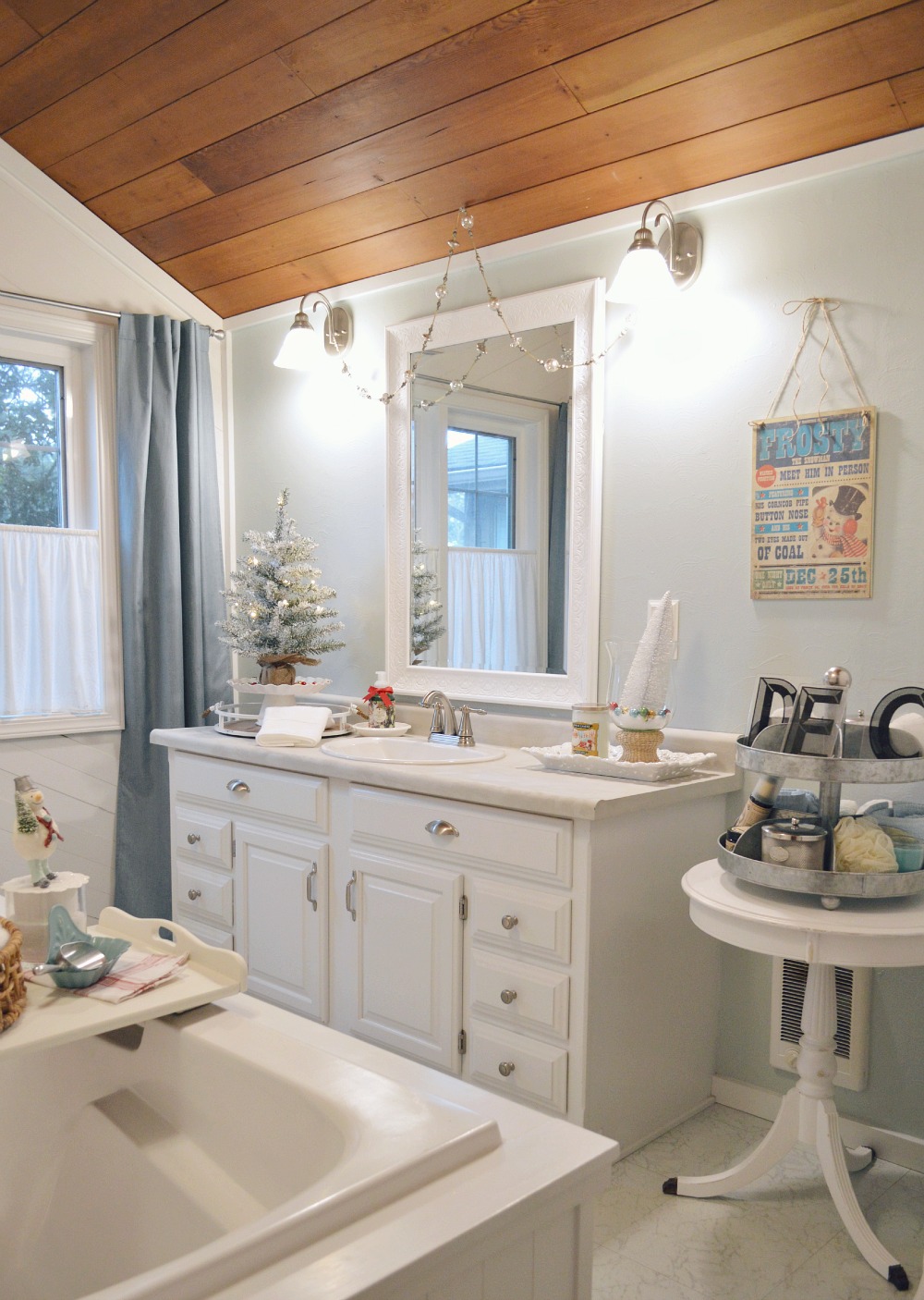 30 Cool Bathroom Christmas Decoration Ideas