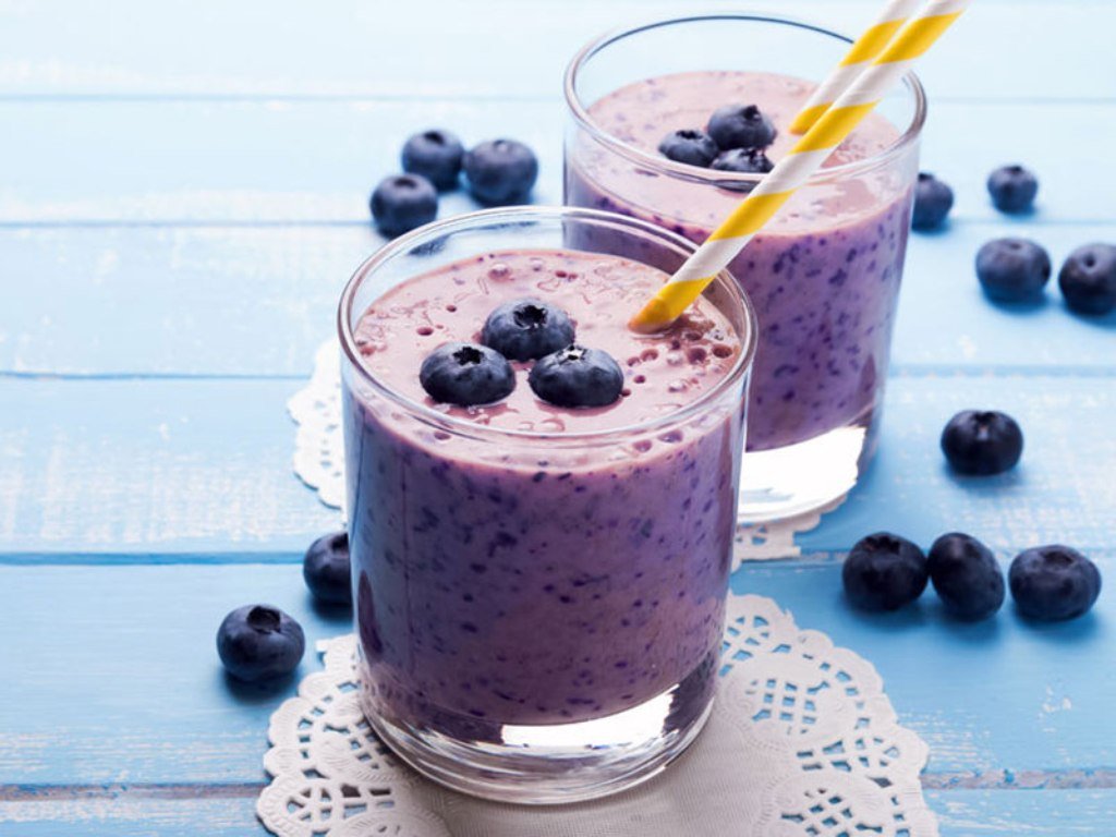 Blueberry, green tea and banana smoothie